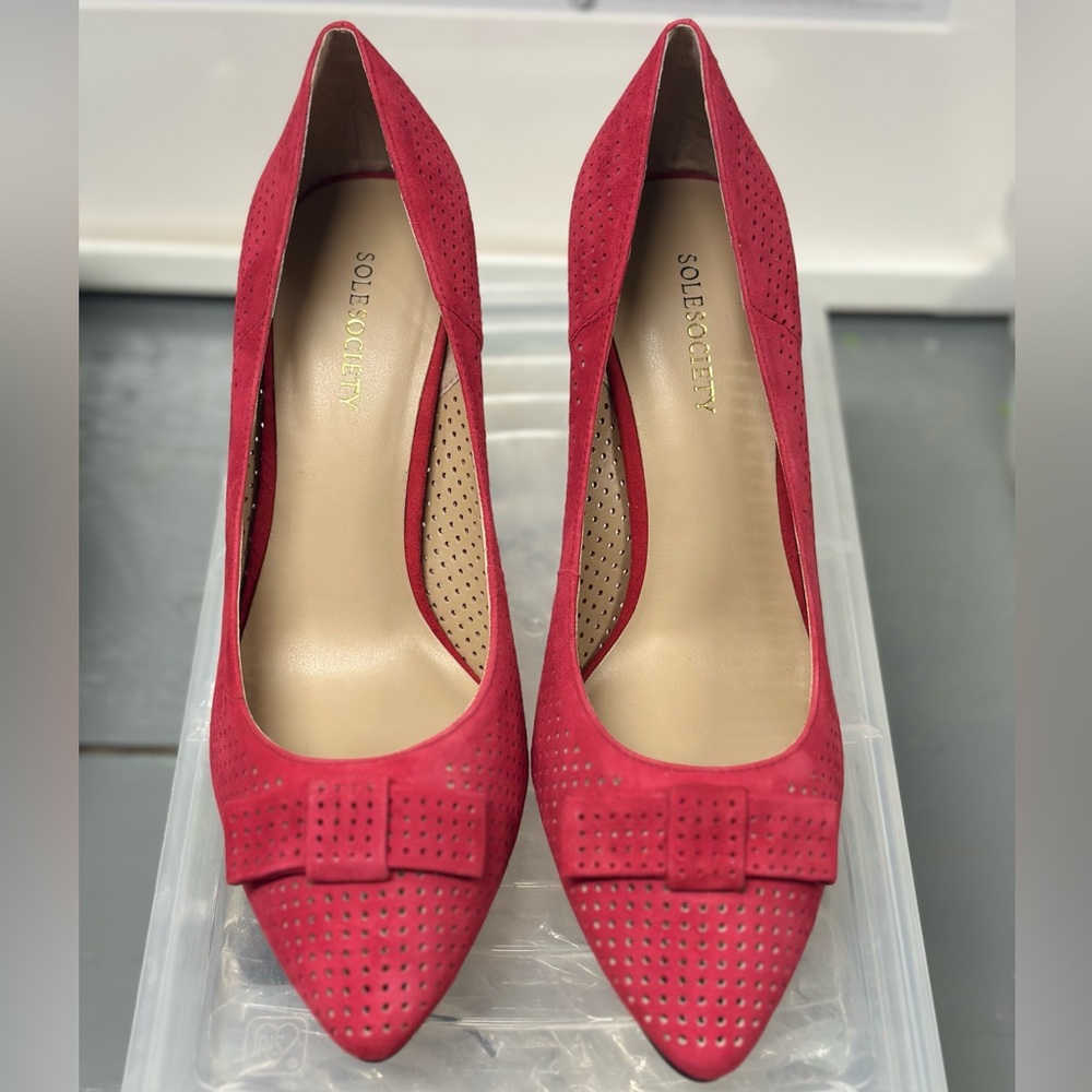 NWOB Sole Society perforated pointed, toe heel with bow